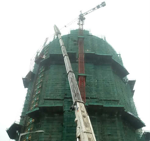 依兰吊车在工地上作业